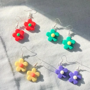 Flower earrings🤍 - Kolla in dessa supersöta örhängena!🤍 när du köper dessa så doneras 50% av pengarna till Ukraina. För att alla ska kunna göra något!💛 40kr/paret, frakt tillkommer på 14kr!