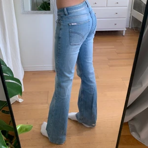 Ichi jeans - Jeans i bootcut/straight modell från ICHI 🤍 så snygg wash!!!! Har en liten fläck på ena benet men inget man tänker på(skriv för bilder) och slitna längst ner på ena benet (sista bilden)🤍 jag är 168, midjemått:40 tvärsöver innerbenslängd:79 cm