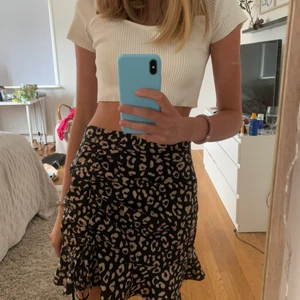 Kjol - Kjol från shein, storlek xs. Aldrig använt. Postar eller möts upp i Göteborg. Tryck inte köp strikt utan kom privat!❤️