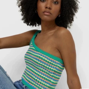 Virkat grönt linne Stradivarius S - Säljer detta så fina virkade Missoni-inspirerade linne i one shoulder. Storlek S men funkar för XS-M 💜💜