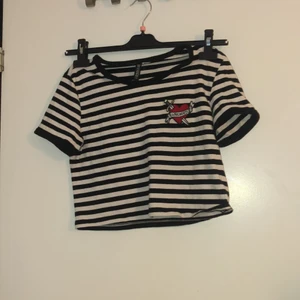 Randig tröja  - Stl xs men väldigt stor passar mig som har s 