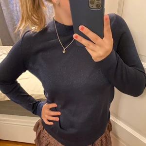 Glittrig tröja - Jättefin marinblå glittrig tröja som passar perfekt till festligare tillfällen💓 säljer då den tyvärr inte kommer till användning 