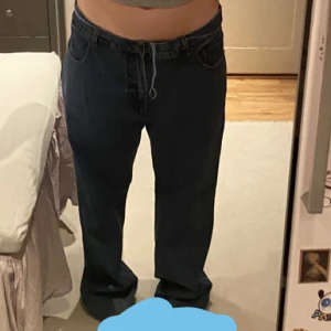 skatejeans - väldigt baggy mörkblå jeans. köpta second hand.