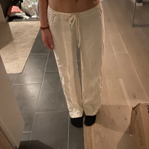 Linnebyxor  - Så fina linnebyxor från Pull and Bear🫶🏼🫶🏼 passar perfekt till mig som är 165!!