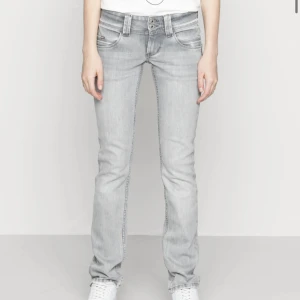 Pepe jeans  - Säljer dessa fina gråa pepe jeans! De är knappt använda!! då de inte riktigt är min stil💕 de är storlek 29x34💕 super fint skick! Denna storlek har länge varit slutsåld! Köpte för 999 säljer för 600kr!😋