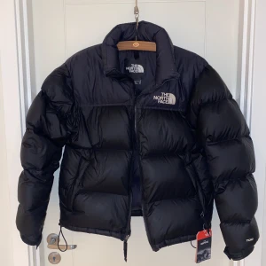 The North Face Retro Nuptse 1996 stl S  - TNF dunjacka, lapp kvar.   Beställd från JDsport, digitalt kvitto finns.   Hämtas i Malmö eller skickas mot porto   Herr small 