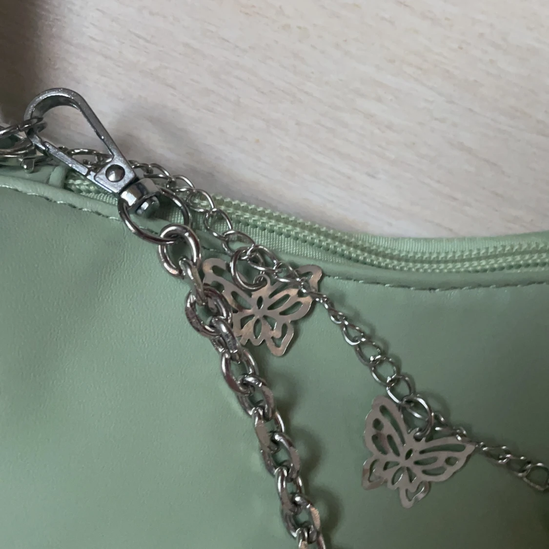 Trendig handväska i pastellgrönt - 90