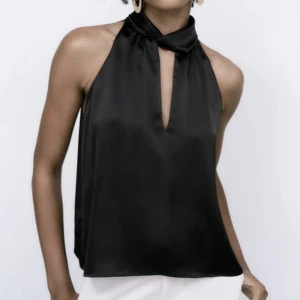 Blus - Silkes blus från zara. Enbart använd en gång. Passar från Xs till M.