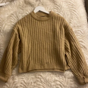 Stickad tröja från Gina tricot  - Fin beige stickad tröja i från Gina tricot i storlek XS. Använd men i fint skick.