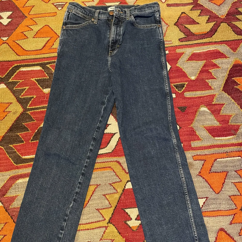 Wrangler Jeans säljes i modell Wild West.  Straight passform och högmidjad. Köpta nya för 899kr. Hämtas i Stockholm eller skickas med postnord. Kan gå ner i pris vid snabb affär.. Jeans & Byxor.