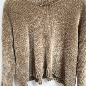 Väldigt mysig oanvänd styckad tröja - Köpte tröjan några år sen har använt den bara några gånger. Storleken är M skulle passa som L också. Den är väldigt mysigt och skön 🥰.