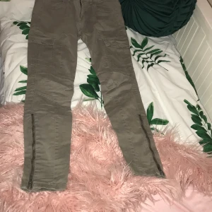 Militär jeans  - Har Använt 1-2 gånger  Bra skick  Pris kan diskuteras  Jeans från Lindex a