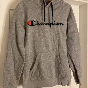 säljer denna champion hoodie då den inte kommer till användning längre💓