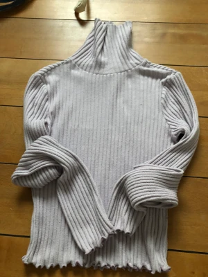 Tröja - Lila tröja från gina. Frakt tillkommer på 40kr !