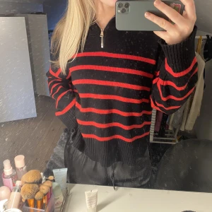 Mysig tröja från Zara - Mysig tröja från Zara, endast använde ett fåtal gånger, så den är som i nyskick. Säljer då den inte kommer till användning längre. Storlek S. Hör av er för frågor eller fler bilder💓