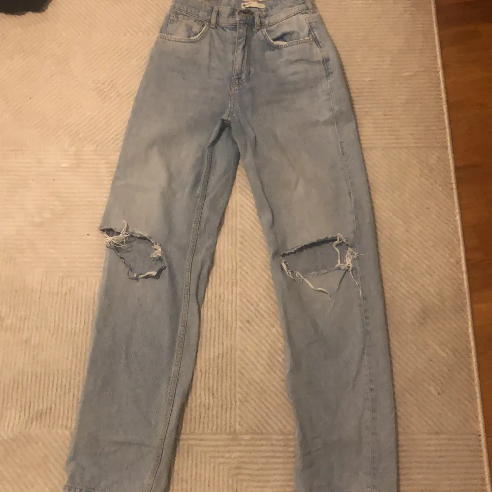 Ett par blå jeans från gina tricot,i bra stick.Använt ett par gånger . Jeans & Byxor.