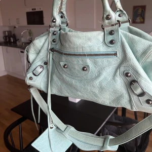 Balenciaga city bag  - Intressekoll på min älskade city bag crossbody. Helt otroligt fin city från Balenciaga, inköpt på the vintage bar tidigare iår. Väldigt fint skick, finns några repor på tillhörande spegel. Härlig turkos/ljus blå/blå färg. Obs, endast intressekoll. 