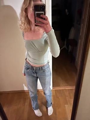 Grön ribbad tröja - Fin grön tröja! Lite maid liknande stil på toppen och mycket bekväm, inte särskillt använd