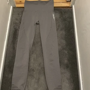 Gymshark tights  - Gymshark tights i storlek S, aldrig använda men köpta på plick och ser använda ut 💕