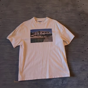 Weekday Tshirt - weekday tröja som tar ut plats  Sitter baggy på en M även fast den är S