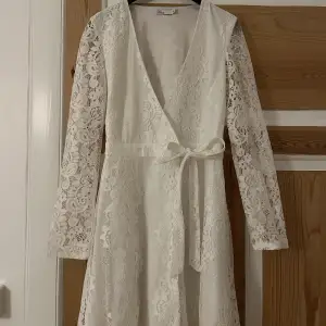 En vit klänning från Nelly som är använd endast en gång och i bra skick!💞Storlek 34/xs