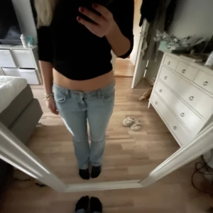 Levis jeqns - Snyyyugaste Levis Jeansen!!! Så nice tvätt och passform! Lågmidjade! Lite oklar storlek men passar mig som har 36 vanligtvis