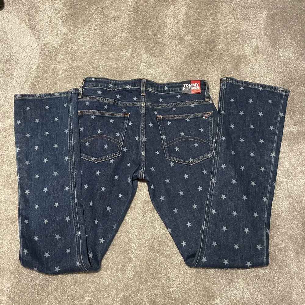 Lågmidjade Tommy hilfiger jeans med stjärnor I Stl: 176 Säljs pgr ej kommit till användning. Jeans & Byxor.