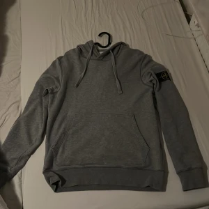 Stone island hoodie  - Säljer min Stone hoodie då den int kommer till användning skick 9/10