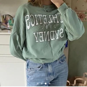 Grön tröja - Grön sweatshirt från Even&Odd. Inte mycket använd o fint skick. Bilder från min Depop : glitterte