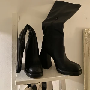 Svarta boots med klack  - Jättefina svarta höga boots med klack från NA-KD i strl 39. Endast använt dem 1 gång så i jättefint skick 