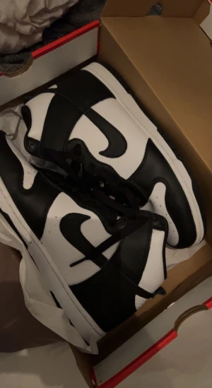 Nike skor - Använda vid 4 tillfällen, säljer pga små på mig 