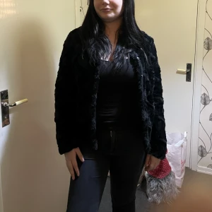 Vero Mods pälsjacka  - FAKE PÄLS Ifrån vero moda Använd 2 gånger och tvättad därefter. Skriv i chatt för närmare och flera bilder