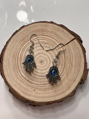 Hemmagjorda örhängen  - Super fina hemma gjorda örhängen 🪬 20kr + 15kr frakt 