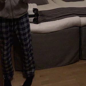 Piamasbyxor - Ett par rutiga piamasbyxor från Cubus som är i bra skick men säljer för att dom är försmå💘