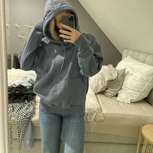 Oversized hoodie - Mysig till vintern. Fint skick från weekday. ❣️
