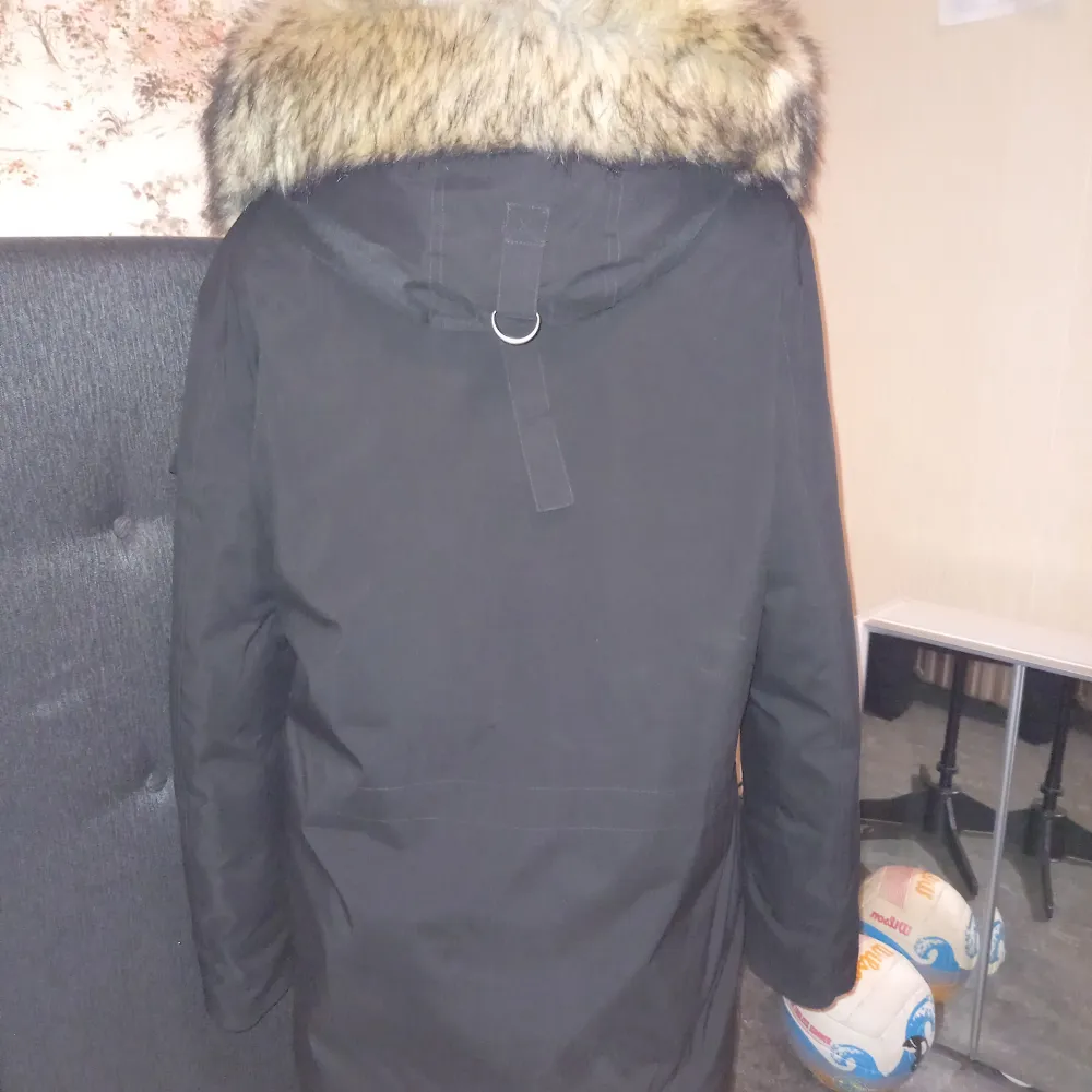 Detta är en svart rockandblue vinterjacka för män i storlek M. Jag säljer denna jacka för att den ej passar längre. Jackan är ren och fin. Den är köpt för 2000 och jag säljer den för 500kr. Om det skickas via post står jag ej för frakt. . Jackor.
