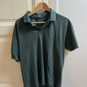 Ralph Lauren piké  - Mörkgrön piké med rött märke på bröstet Kondition 8/10 