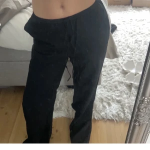Svarta linnebyxor - Säljer dessa svarta populära slutsålda svarta linnebyxorna från HM! (Lånade bilder) Storlek S säljes för 149kr🫶🏻🤍