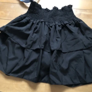 Volangkjol - Svart volang kjol från shein! Har älskat den så mycket, men inte min stil längre ! Frakt tillkommer på 40kr! 💗