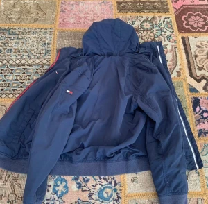 Tommy Hilfiger jacka - Nypris 1100kr. Skick 10/10. Säljer pga tröttnat på den.😁