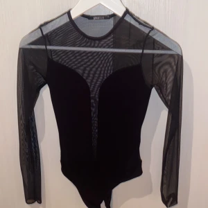 Svart body - Köpte denna jättefina body för ett ganska bra tag sen men fick aldrig användning av den och sen hann den bli för liten 