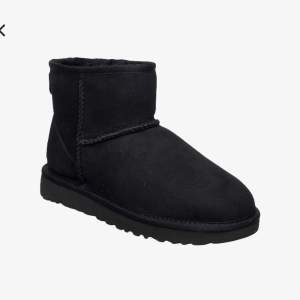 Säljer dessa svarta uggs då jag har 2 andra par uggs. De är i använt skick men eftersom de är svarta syns inte defekterna alls mycket utom på blixtbilden. Det är fläckar från snösalt😢 Hoppas iallfall att de kommer till användning hos en ny tjej💕 