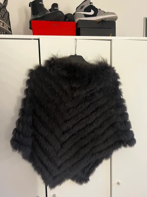 Äkta pälsponcho - Äkta pälsponcho i mörk grå, Onesize 