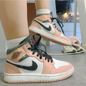 Jordans - Superbra skick ✅ använda 3 gånger bara. Försökt att ha på mig dem men för små för mig. Köpte skorna för 2950kr. Perfekta för vintern dem håller fötterna varma 👀