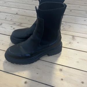 Arket skor  - Chunky skor från arket. Använda en säsong. Fint skick. Finns i butik nu för 2250. Kan posta eller mötas upp i Stockholm 😊
