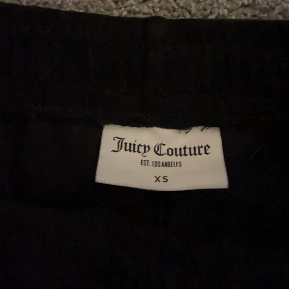 Säljer dessa juicy byxor, andvända några fåtal gånger men ser ut exakt som nya. Storlek XS. Säljes för 400kr.. Jeans & Byxor.