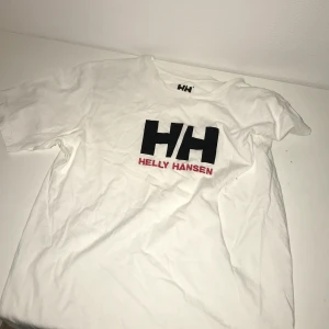 Helly hansen T-shirt - Helly hansen t-shirt nyskick helst kontant men swish kan lösas