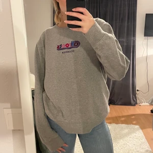 Grå sweatshirt från caliroots - As skön sweatshirt. Ni betalar för frakten!