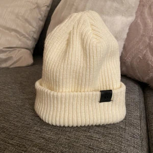 Vit mössa - Superfin vit mössa till vintern i one-sized modell. 