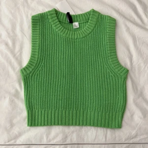 Gullig stickad grön väst - Köpt 2022 April för 99 SEK. Har inte haft på mig den, skulle lämna tillbaka.